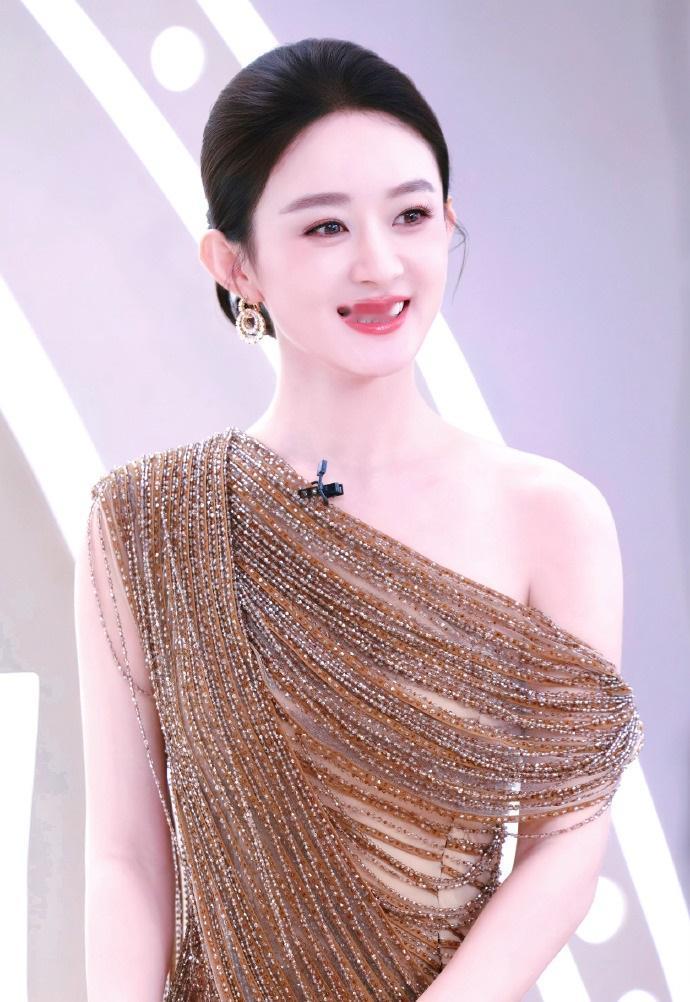 最近赵丽颖在出席时尚活动的时候搭配的很有魅力，看起来也格外的显年轻。赵丽颖穿