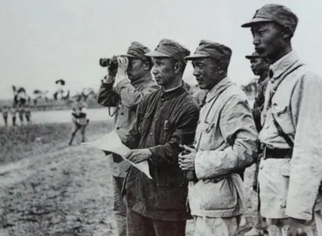 1942年，日伪军一师长派人给粟裕送了一包烟。粟裕不解，以为是敌人送礼，便饶有兴