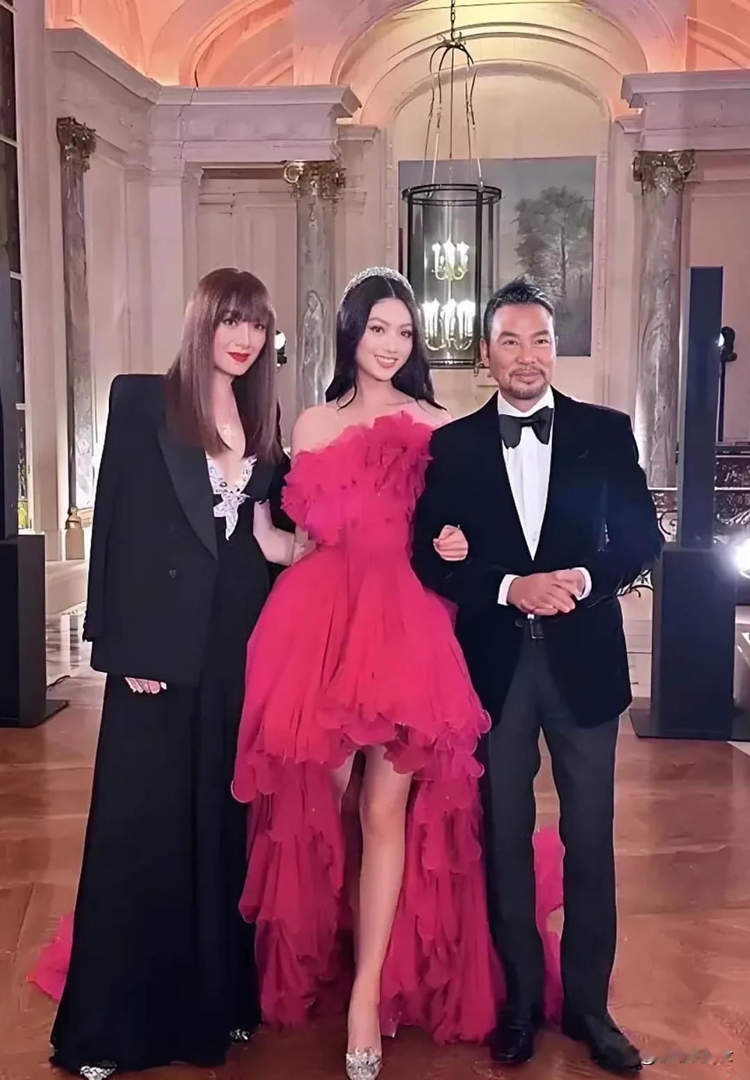 任达华的女儿真是天生丽质。20岁的任晴佳挽着父亲任达华的胳膊，身穿红色抹胸长裙，