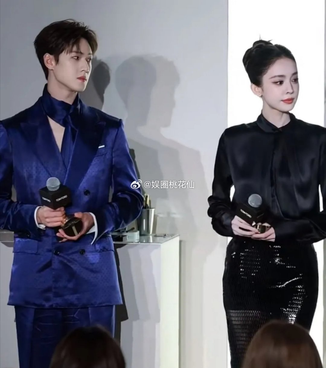 李昀锐与古力娜扎同框，居然比女明星更精致，脂粉气太重了！底妆看上去很白很厚，唇红