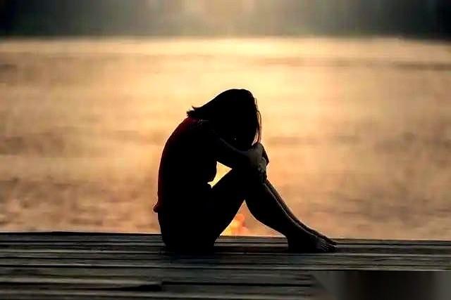 医生把单子往桌上一推，抬头看我：“你这不是抑郁，是更年期提前了。”我捏着那张纸