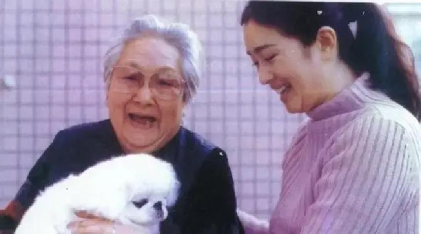 巩俐53岁那年被70岁的法国老头米歇尔求婚，第一次没答应。老头没放弃，学中文、