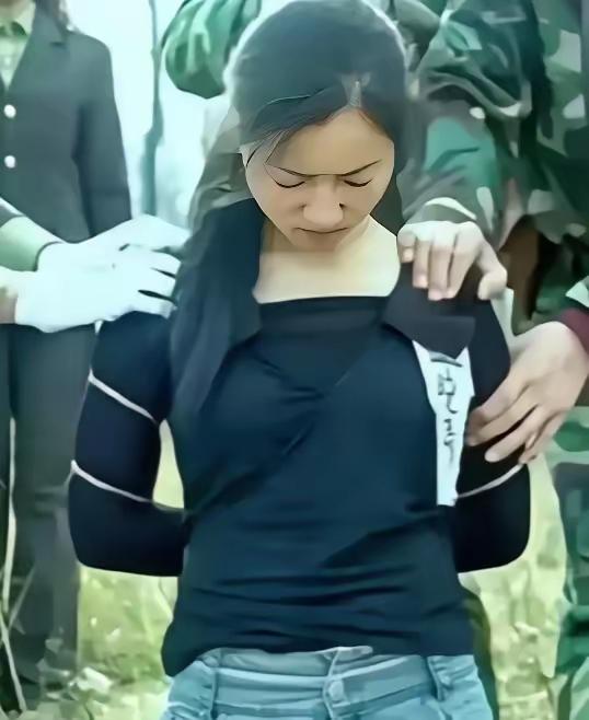 1994年，26岁的牛晓秀被押赴刑场。临近行刑，巨大的恐惧让她浑身发抖，裤子被尿