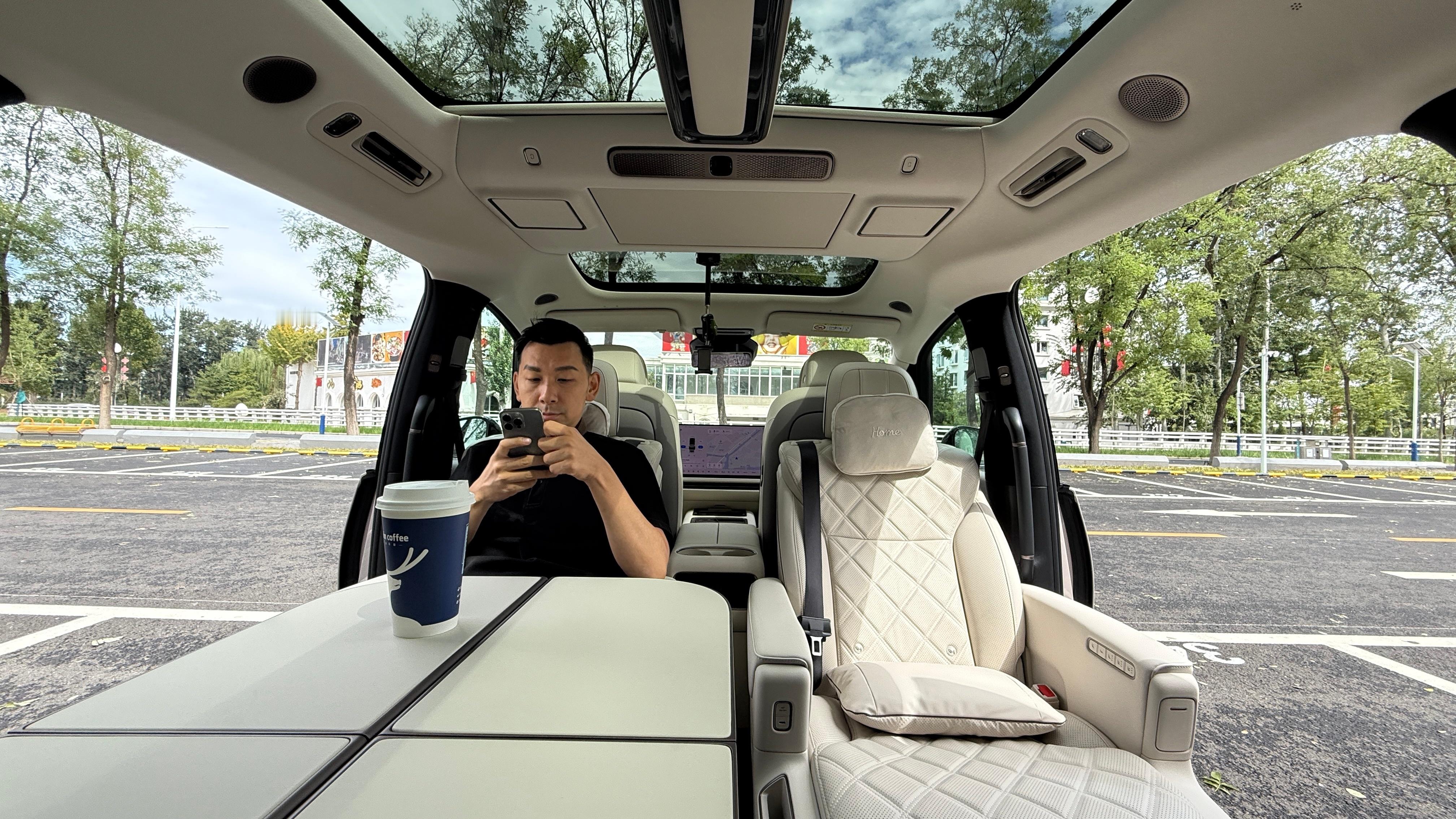 借了两天新一代MEGAHome媒体试驾车。坐进车里、停在公园、景色怡人、打开对