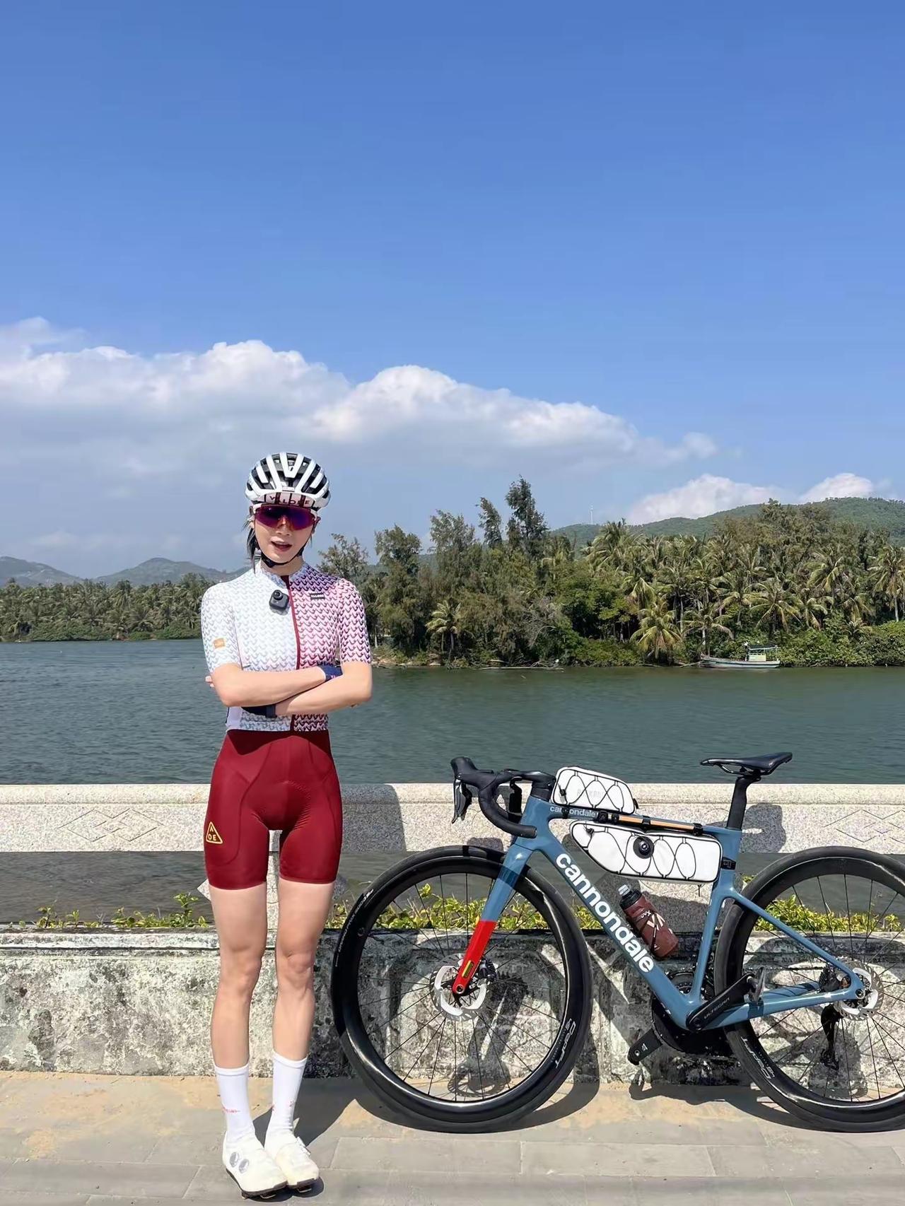 爱运动爱生活爱骑行爱自己/骑行在热带风光中，享受自由与速度的完美结合！🚴‍♀️