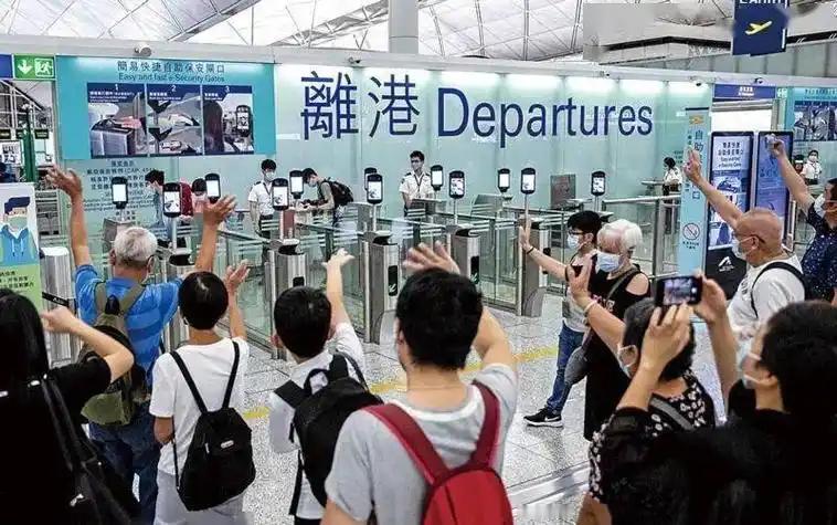 当年弃国而去，如今高攀不起。那群当年争着移民英国的殖人，如今为了生计，甚至来