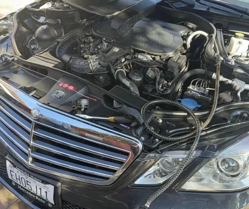 晚上在服务区，哥们给我打电话，急得不行：“车亮黄灯了，机油尺都够不着了，我直接加