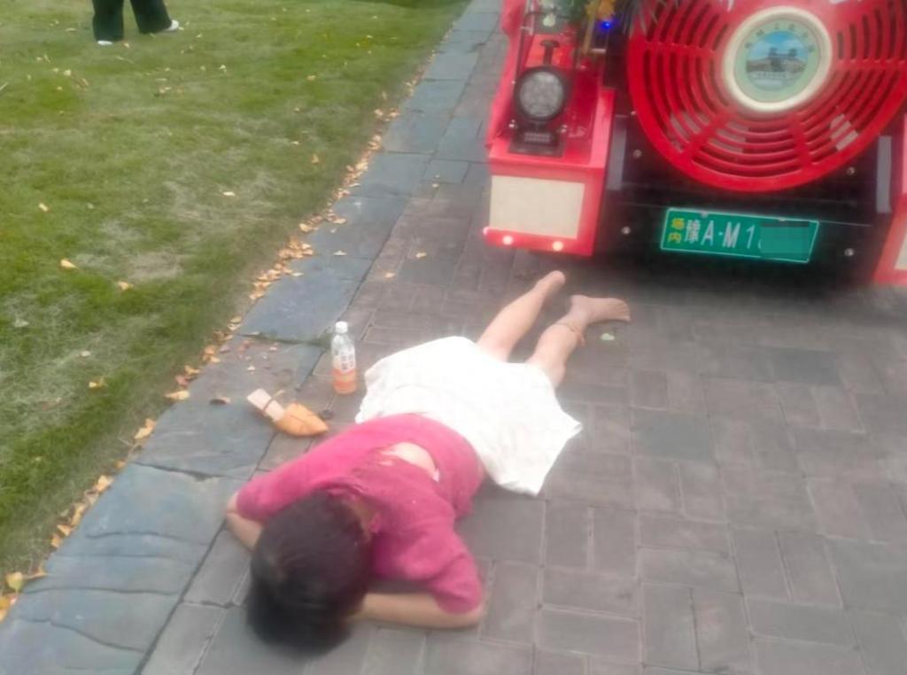 “太让人揪心了！”河南郑州，一对夫妻只是趁着假期到公园散散步，谁知妻子沿着绿化带