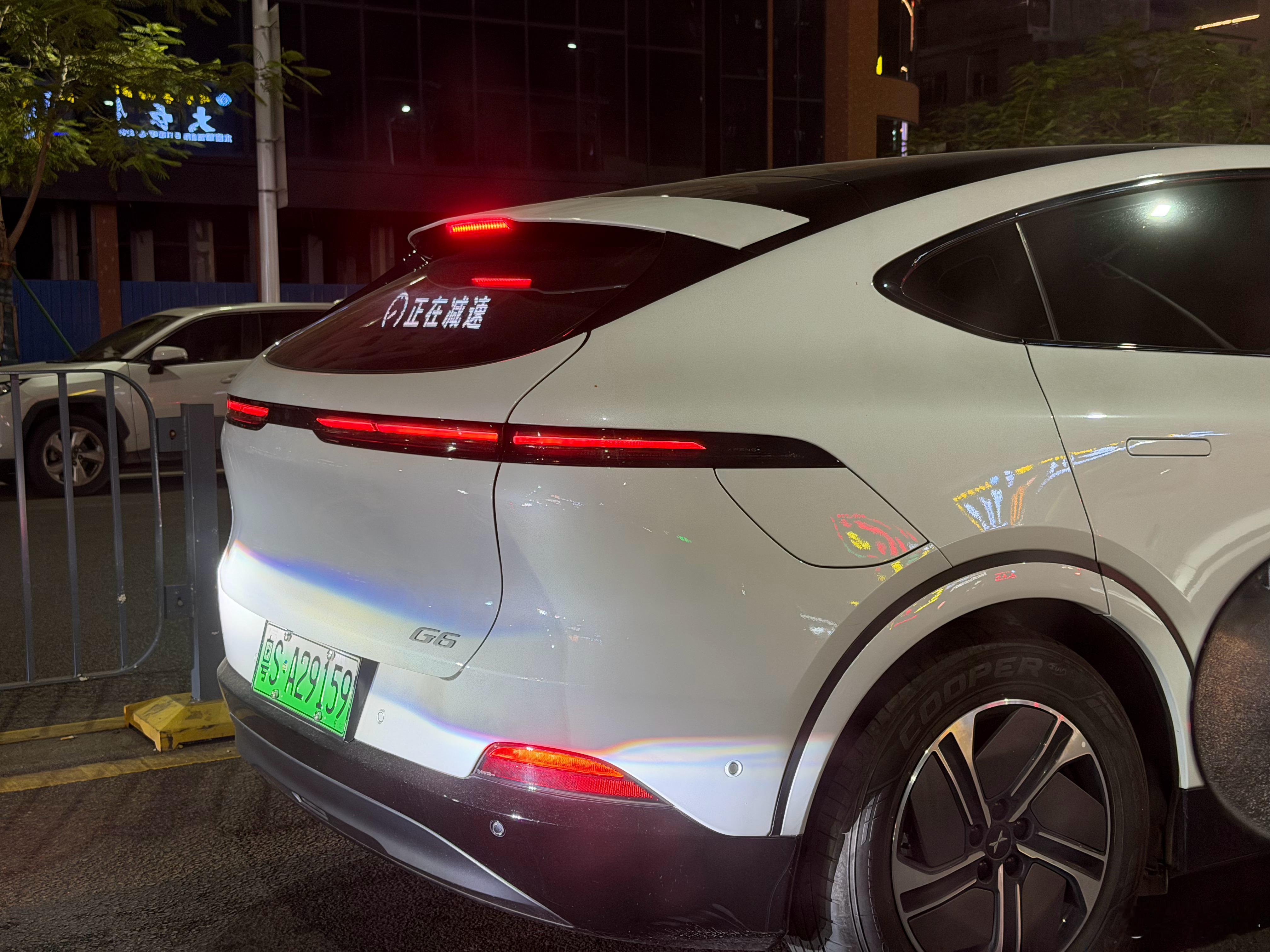 这种放在后挡风玻璃上的文字指示牌，大家觉得有用吗？