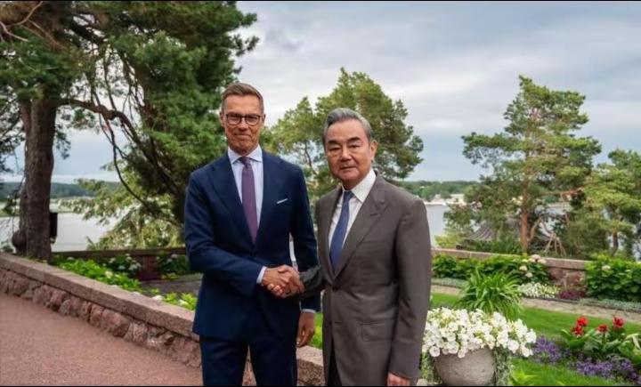 就在刚刚，中国外交部官网发了《王毅外长访问北欧成果清单》，里头有句话我觉得特实
