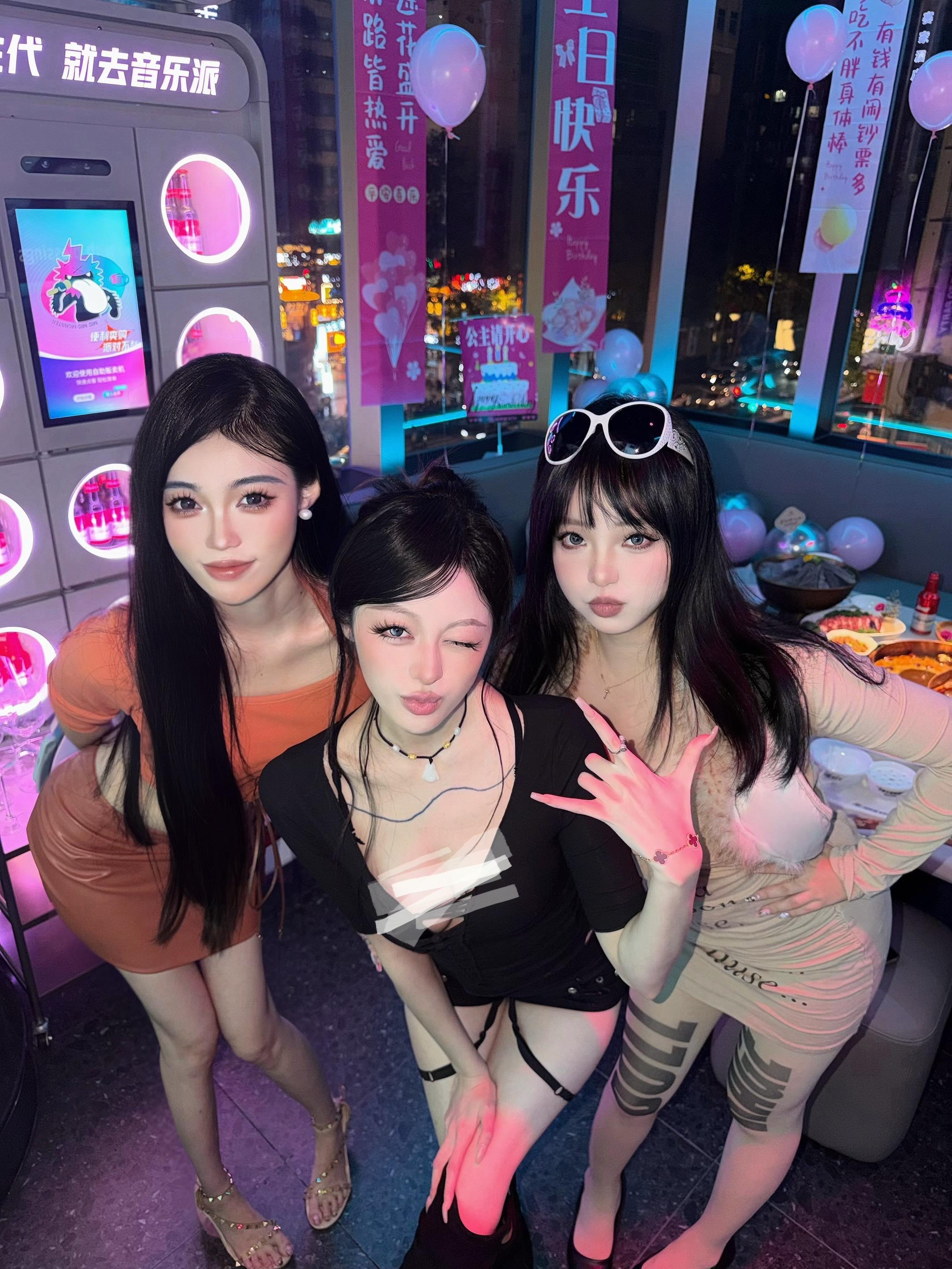 麦克风是我的 火锅是你的。