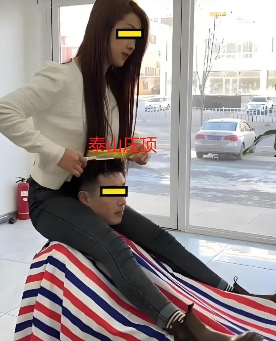 以前理发都是理发师站着顾客坐着，顶多弯个腰，这家店的理发师直接玩出了新高度——骑