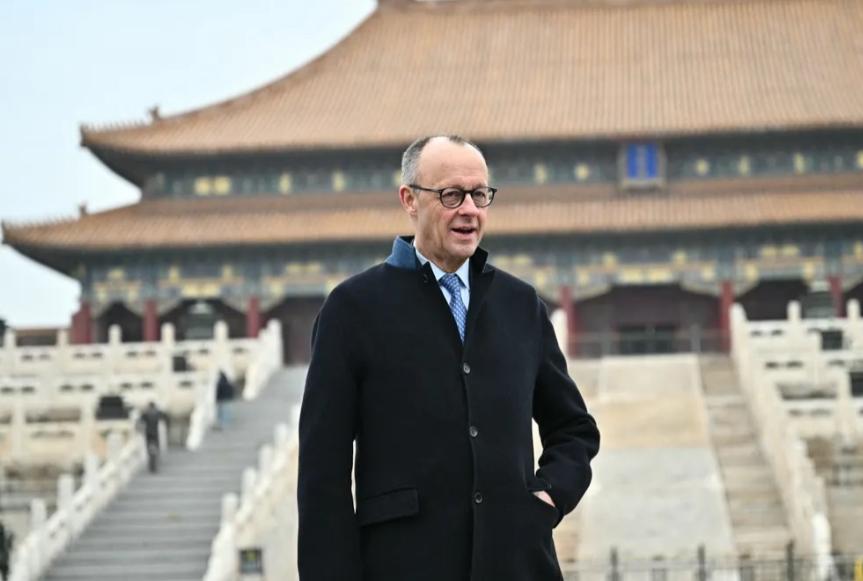 默茨这回算是把“务实”两个字玩明白了！ 就在2026年2月26日的上午，当大