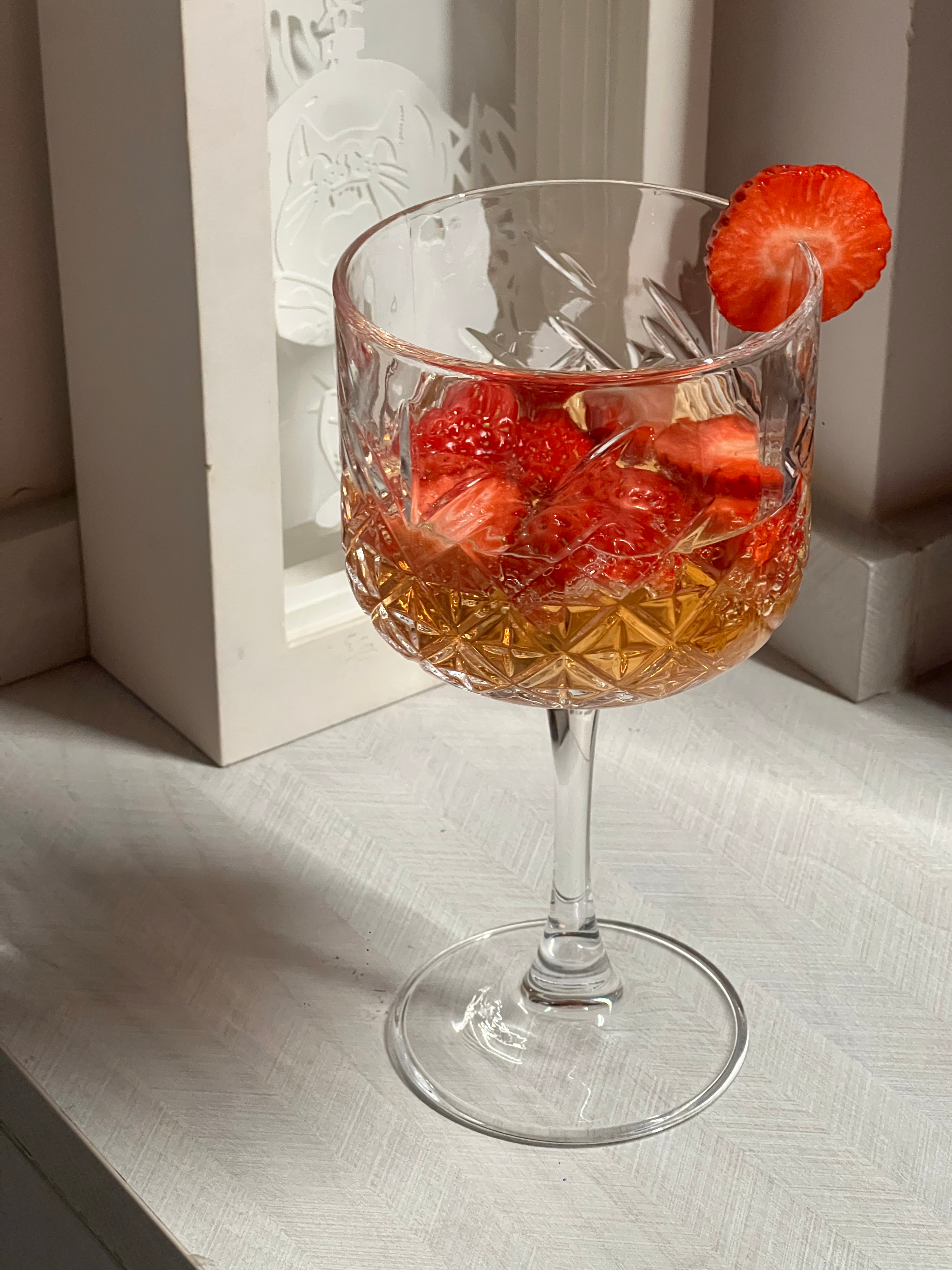 之前在阿姆斯特丹的一家餐厅吃饭，点了杯酒，一眼就喜欢上装酒的杯子，当时还随手拍了