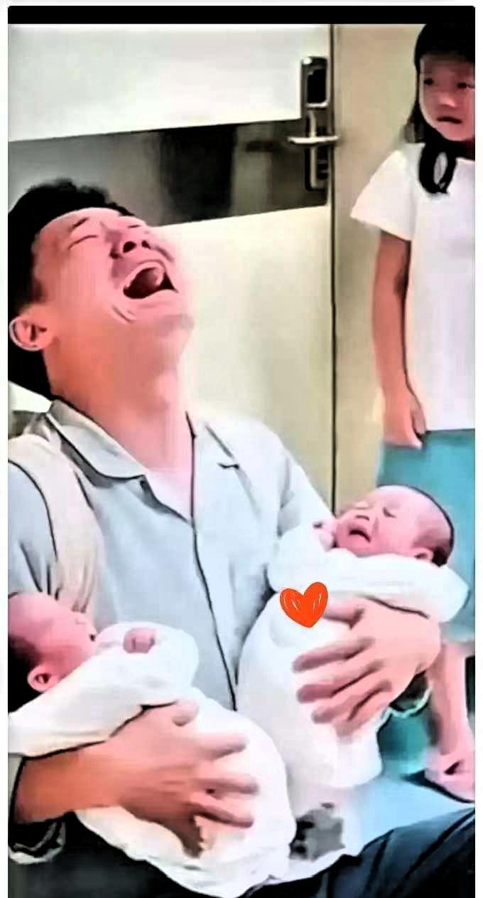 产房门口那哥们直接哭成泪人，原来他老婆提前十个月告诉他肚子里是俩儿子，结果生产
