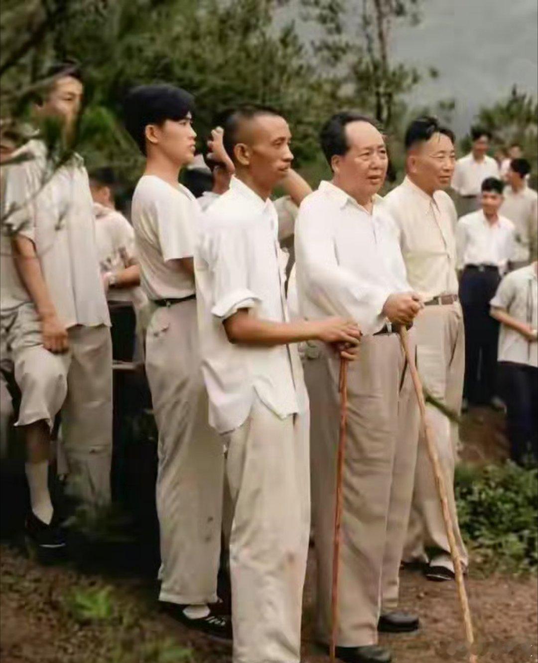 第一次见！这是一张教员去基层视察的老照片
