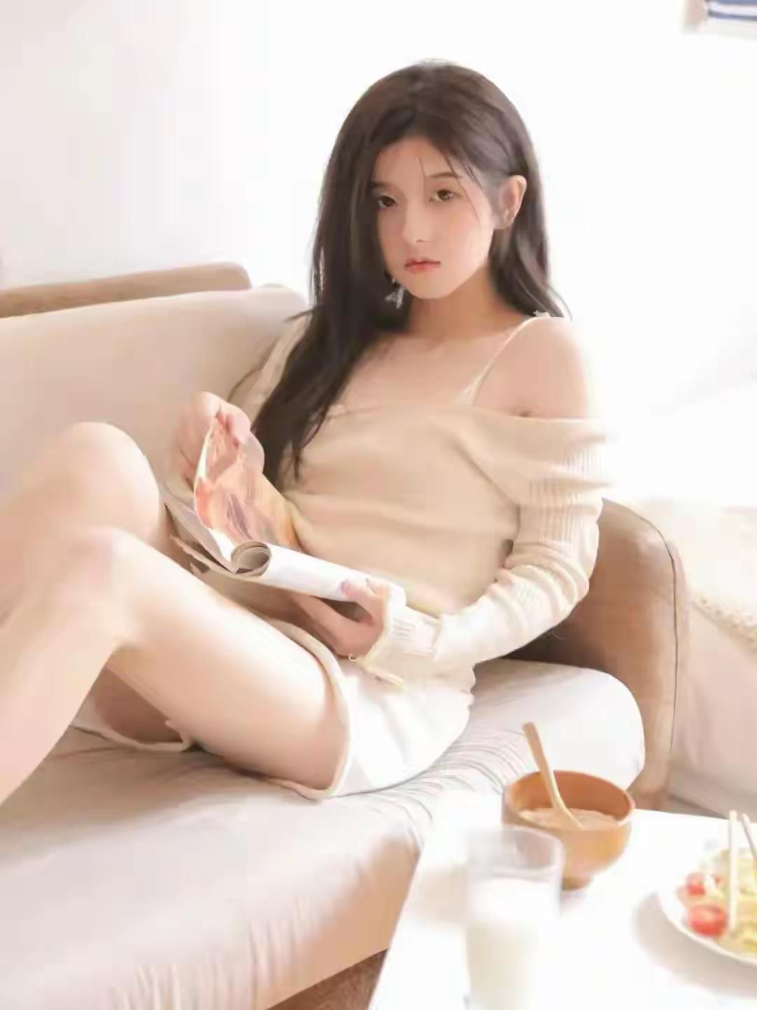 悠闲午后，享受美食与阅读的时光女生如何穿搭白衬衫才时尚紧身牛仔裤配什么颜色的上