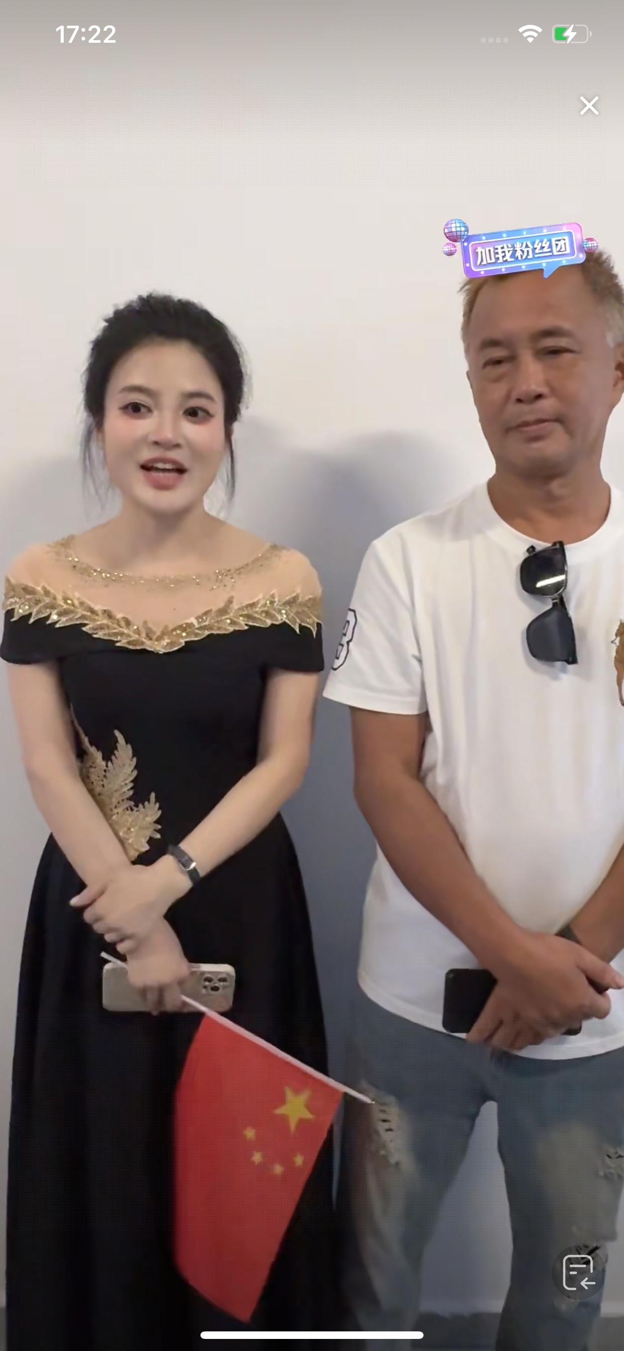 沈巍来到活动现场了，和长公主见了面，问助理小刘呢？长公主说，打电话不通[捂脸哭]