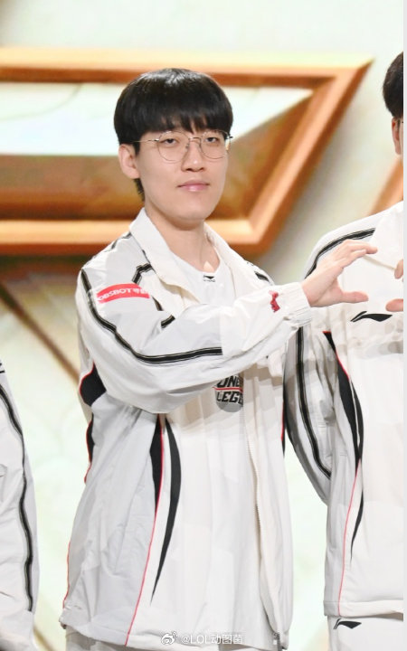 分析AL大衰落的原因，虽然版本也是一点，但更重要的是tarzan现在基本被摸透了