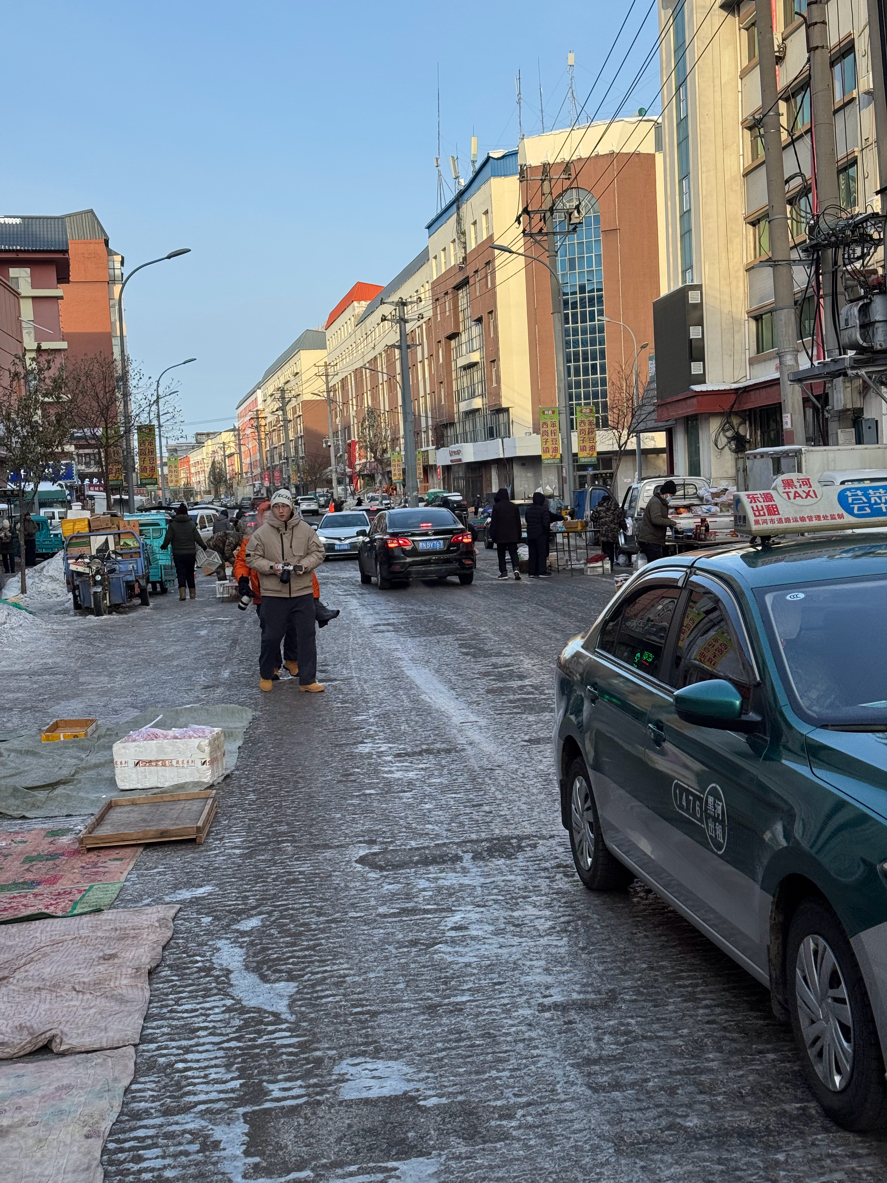 老百姓挣点钱是真不容易折腾一大早上，零下30度支个摊就让干到8点，还没有多少人…