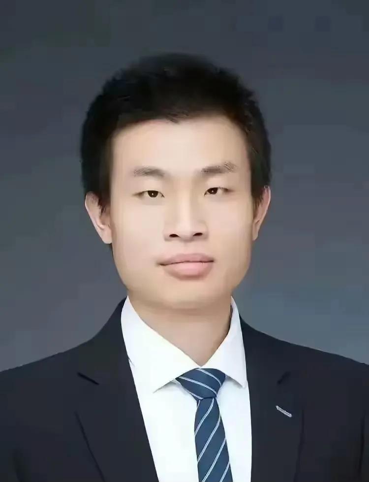 34岁的北大天才韦东奕传来重磅喜讯。拿到长聘聘书后，他做的第一件事，是申请换了