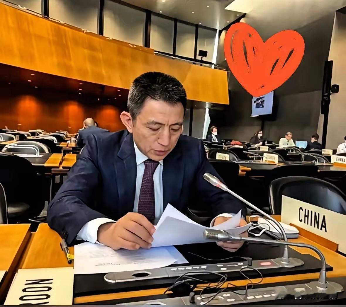 李成钢这次真的出圈了。他那口地道英语让好多人惊呆了。面对外媒尖锐提问,他对答