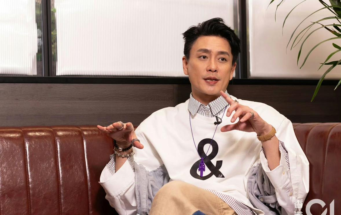 这样说来，黄宗泽当年真的是高攀胡杏儿了！原来黄宗泽当年出道并非科班出身，也不