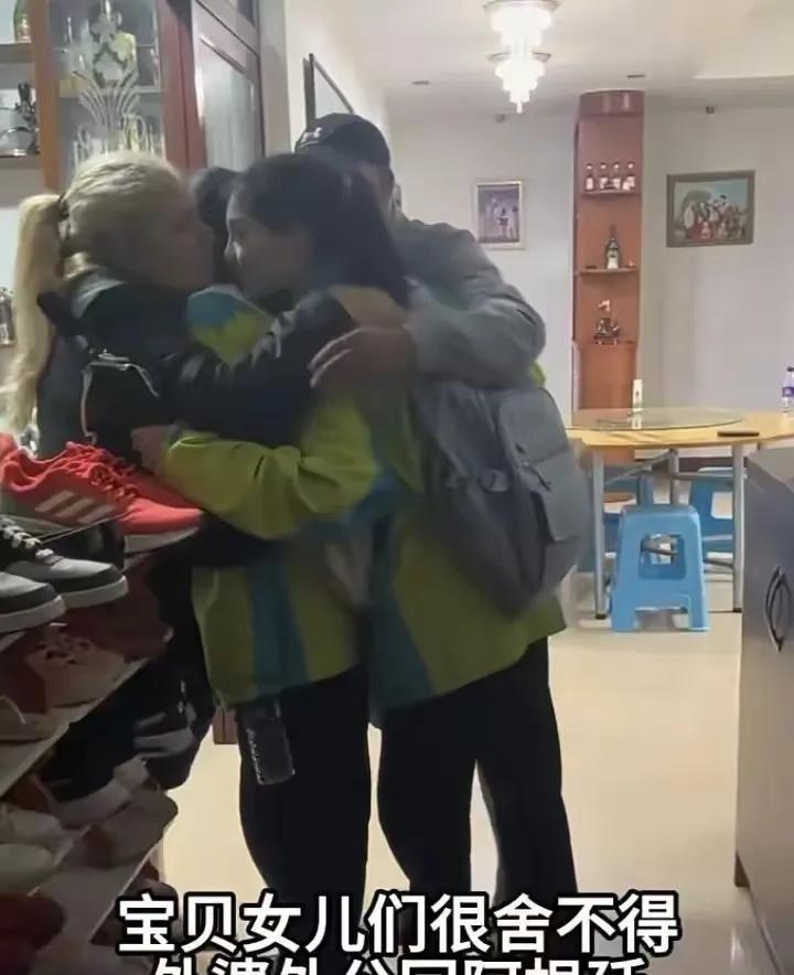 原来杨淙住房的饭桌，使用的凳子是那种十几块钱一张的塑料凳子。一些人觉得杨淙可以带
