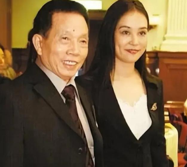 2001年，67岁的香港著名武术指导刘家良，提前结束工作回到家时，发现37岁的妻