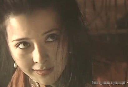 这个眼神是不是看起来很眼熟，你还记得她在电视剧《水浒传》里扮演的哪一个角色呢？当