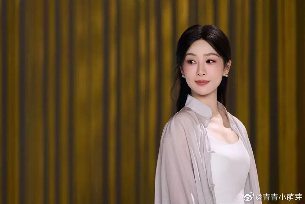 青青娱乐杨紫穿露肩针织衫、新中式纱衣等，气质温婉又灵动，风格多变。