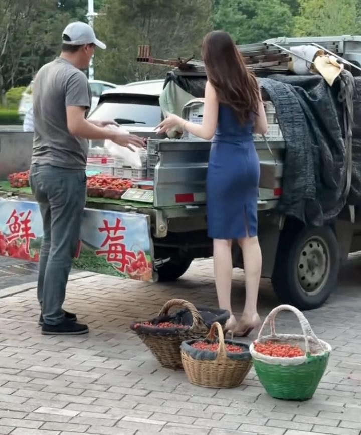 大家说说，这买樱桃的美女怎么样？我是站着看了半天！