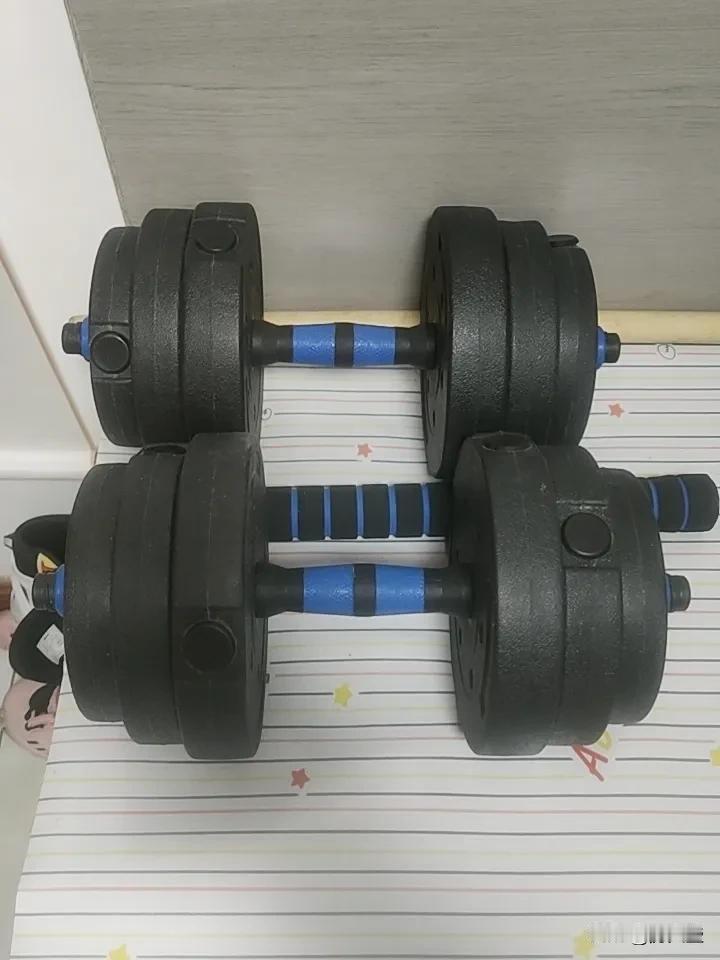 钱和女人哪个重要，这事儿还真不好说。从现实角度看，很多女性觉得钱重要，毕竟安全感