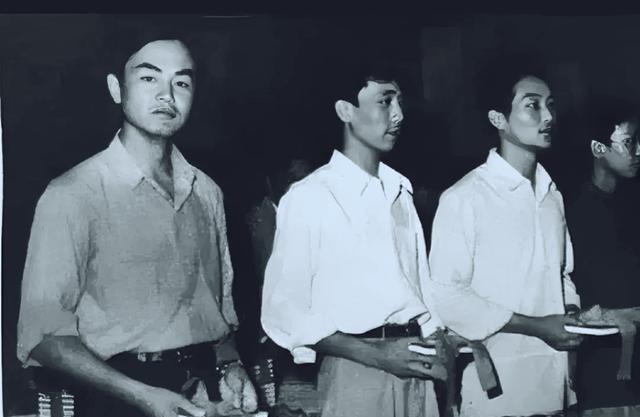 1981年9月，北京第二外国语学院，大礼堂，王毅被学校评为“三好学生标兵”。如