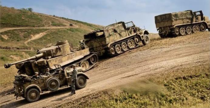 1943年，苏德战场库尔斯克会战期间，（突出部战役）两辆半履带牵引车正拖曳着一辆