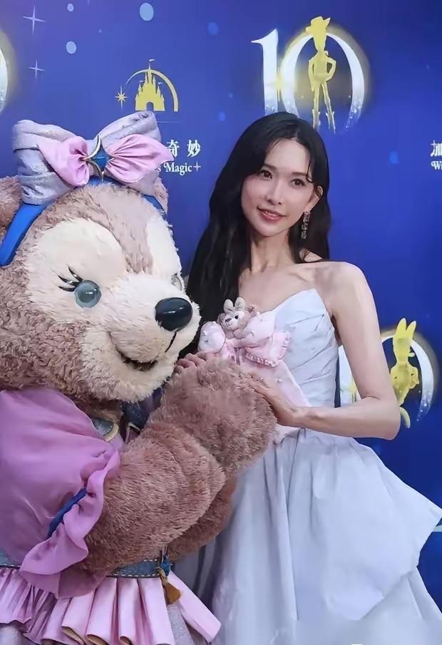 这个日本婆娘又缺钱了？上海迪士尼十周年红毯上，林志玲彻底沦为了笑话。她穿着十年前