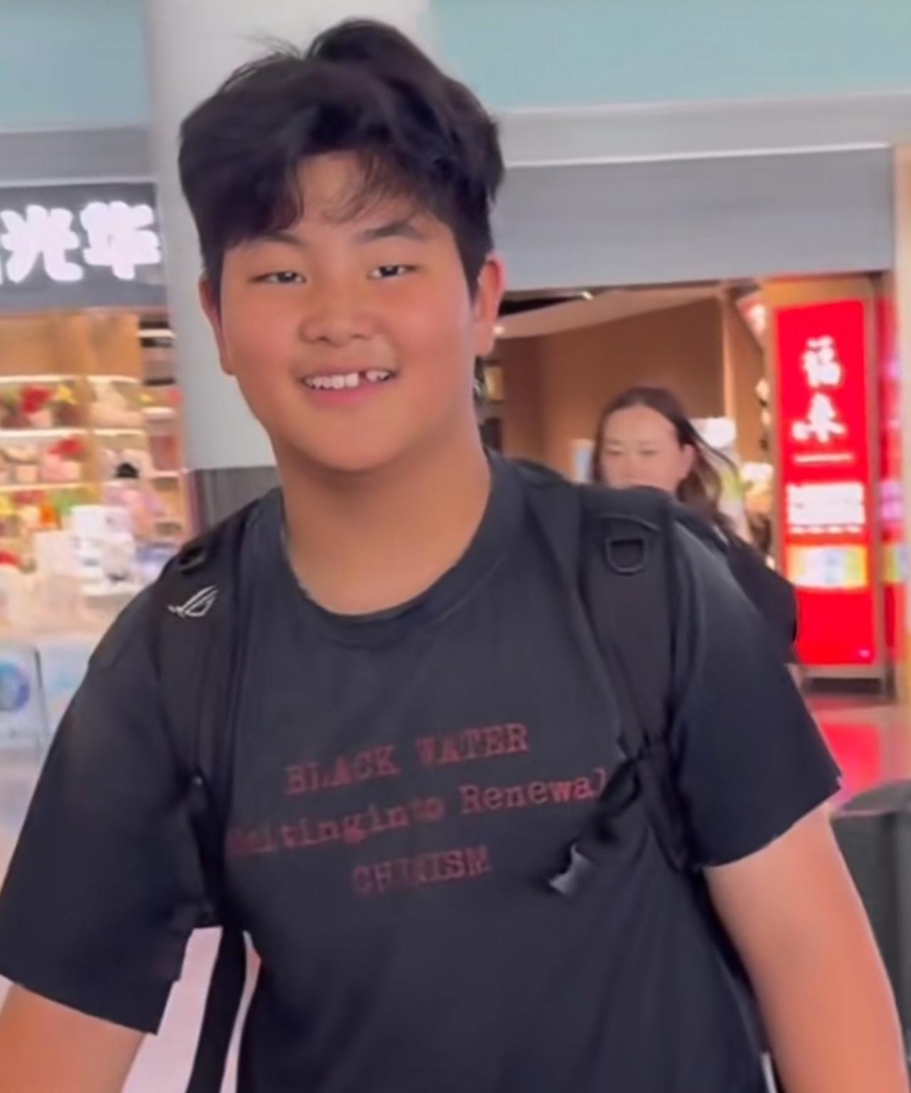 沙溢带着小鱼儿回来了，两人在机场大步行走，小鱼儿穿黑色字母T恤休闲潮酷，被网友夸