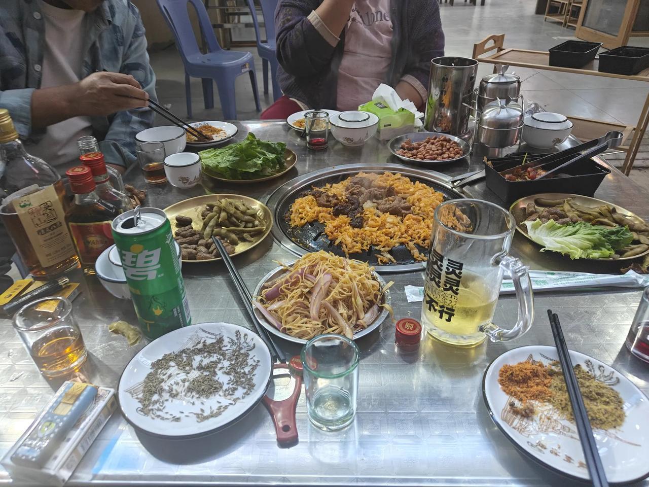 昨天晚上沈阳兄弟老胡喊我跟兄弟老于喝酒。老胡年轻的时候在23军69师当兵了，他是