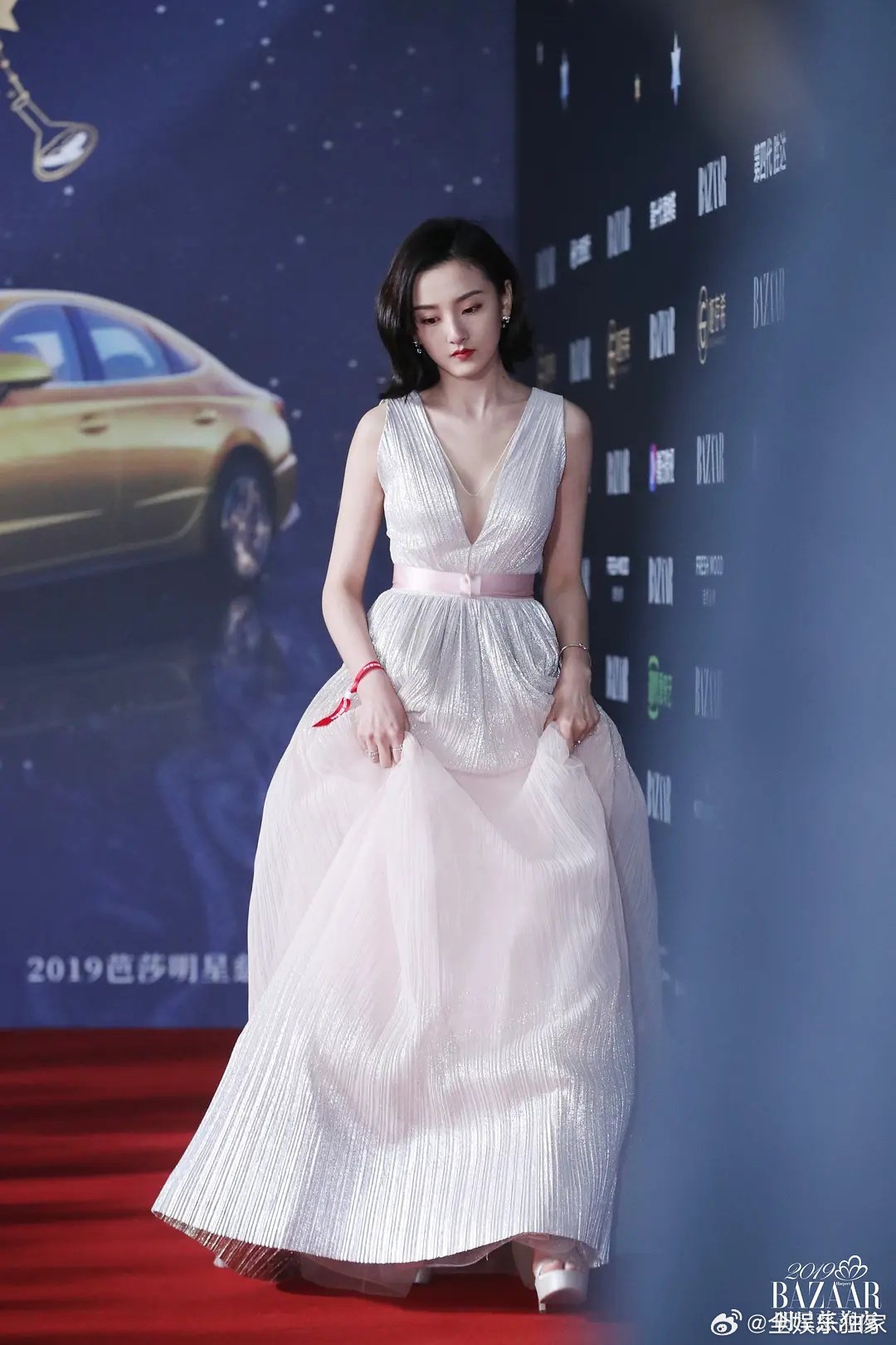 宋祖儿的腿刷到宋祖儿的街拍，这腿也太吸睛了吧！又细又长的线条配上简单的牛仔裤，