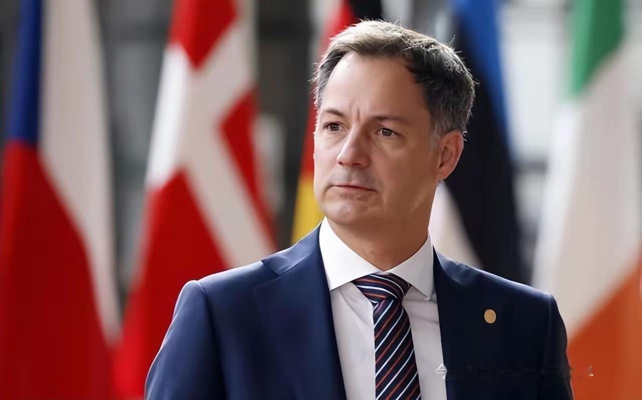 谷歌前董事长施密特最近在《大西洋月刊》发了篇“反差文”，把中美科技竞争的调门从“