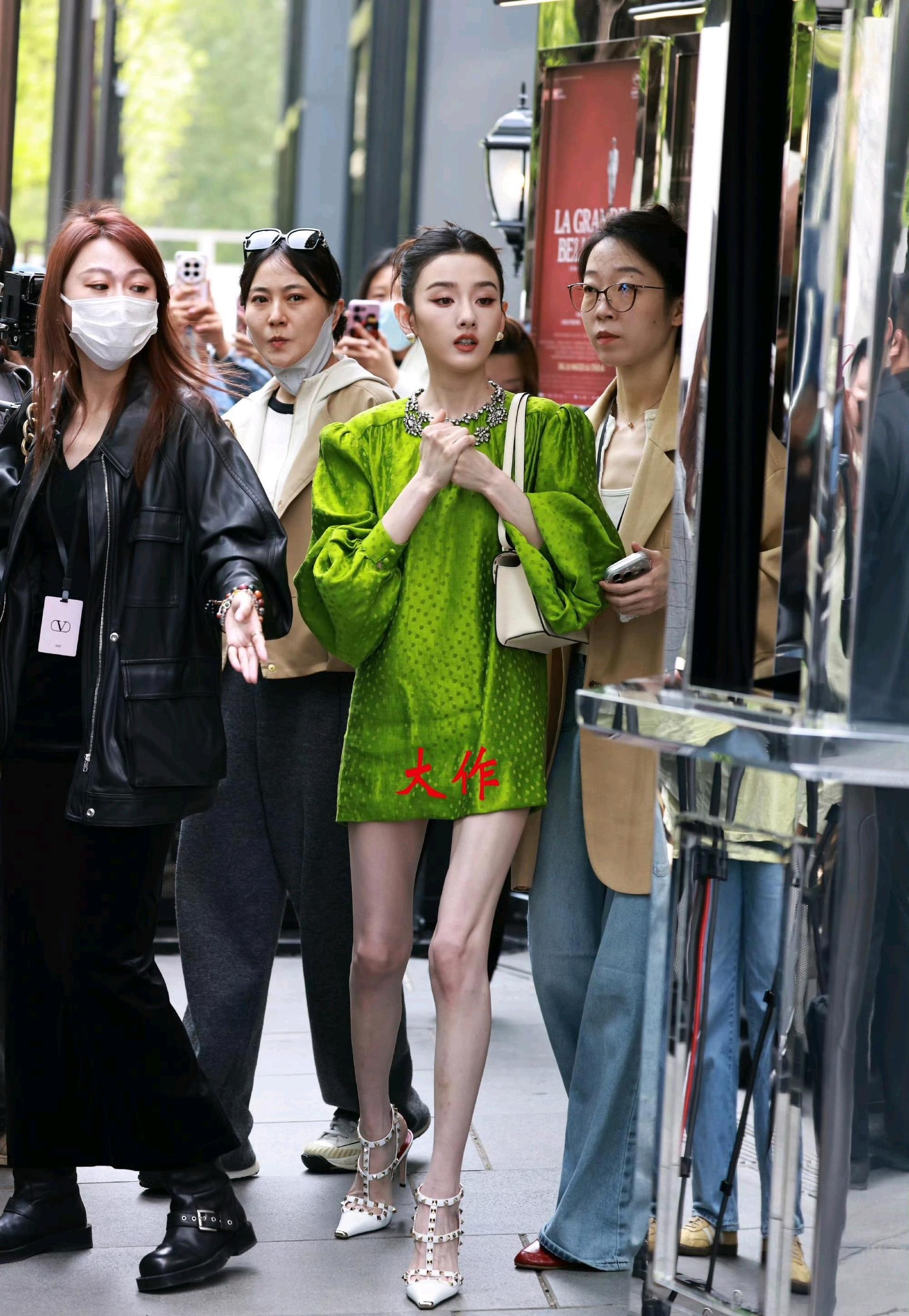 这腿太吓人了多吃点饭吧