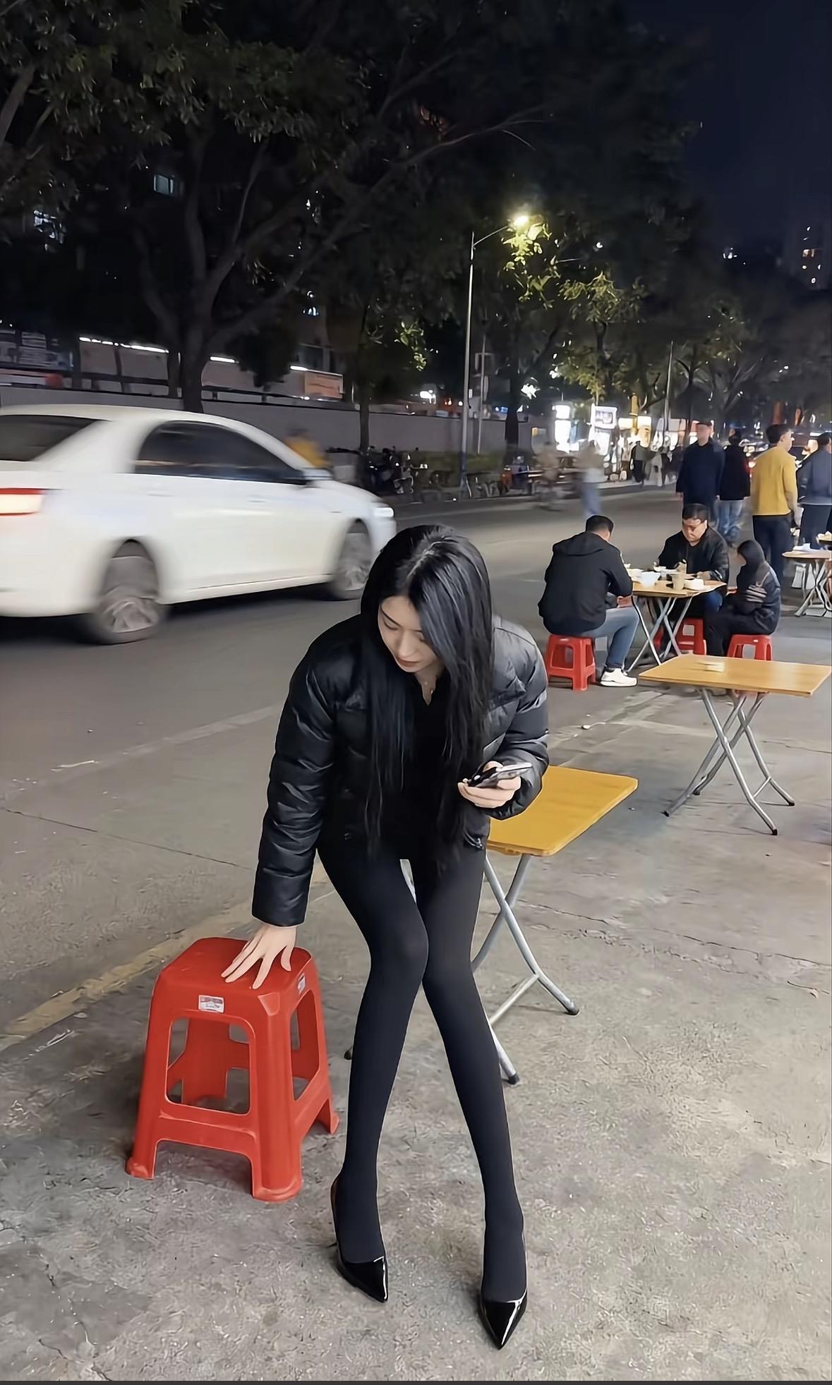 夜深人静，独自享受一杯奶茶的宁静时光。🍃☕️