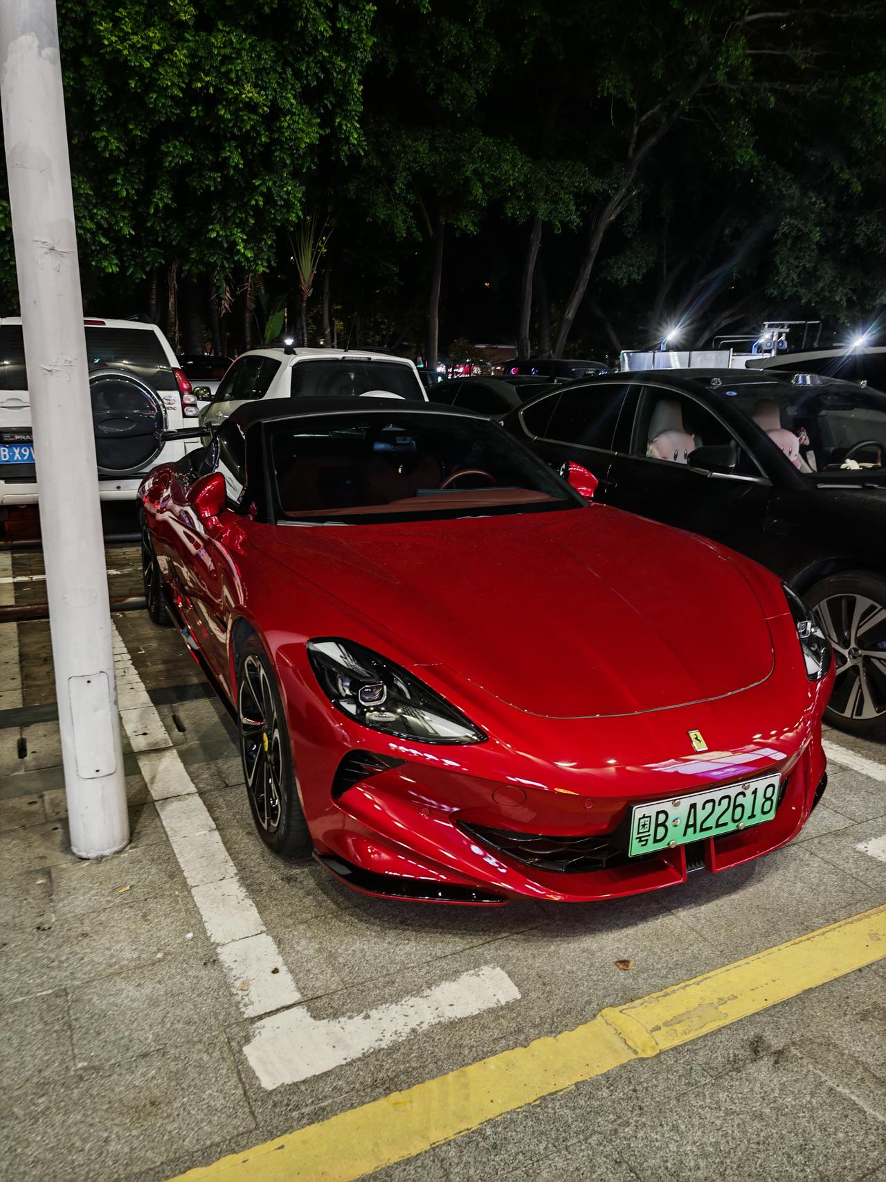 在路上看到一款没见过的绿牌法拉利