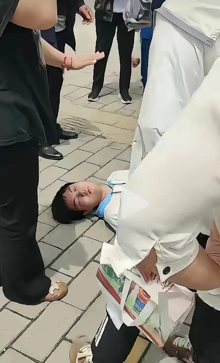 图啥呢？6月9日，最后一科刚结束，一名考生在校门口翻了个跟头，没想到，直