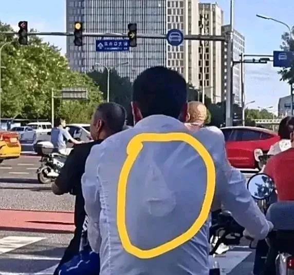 早高峰路口等红灯，前面这位大哥应该是出门太急了。