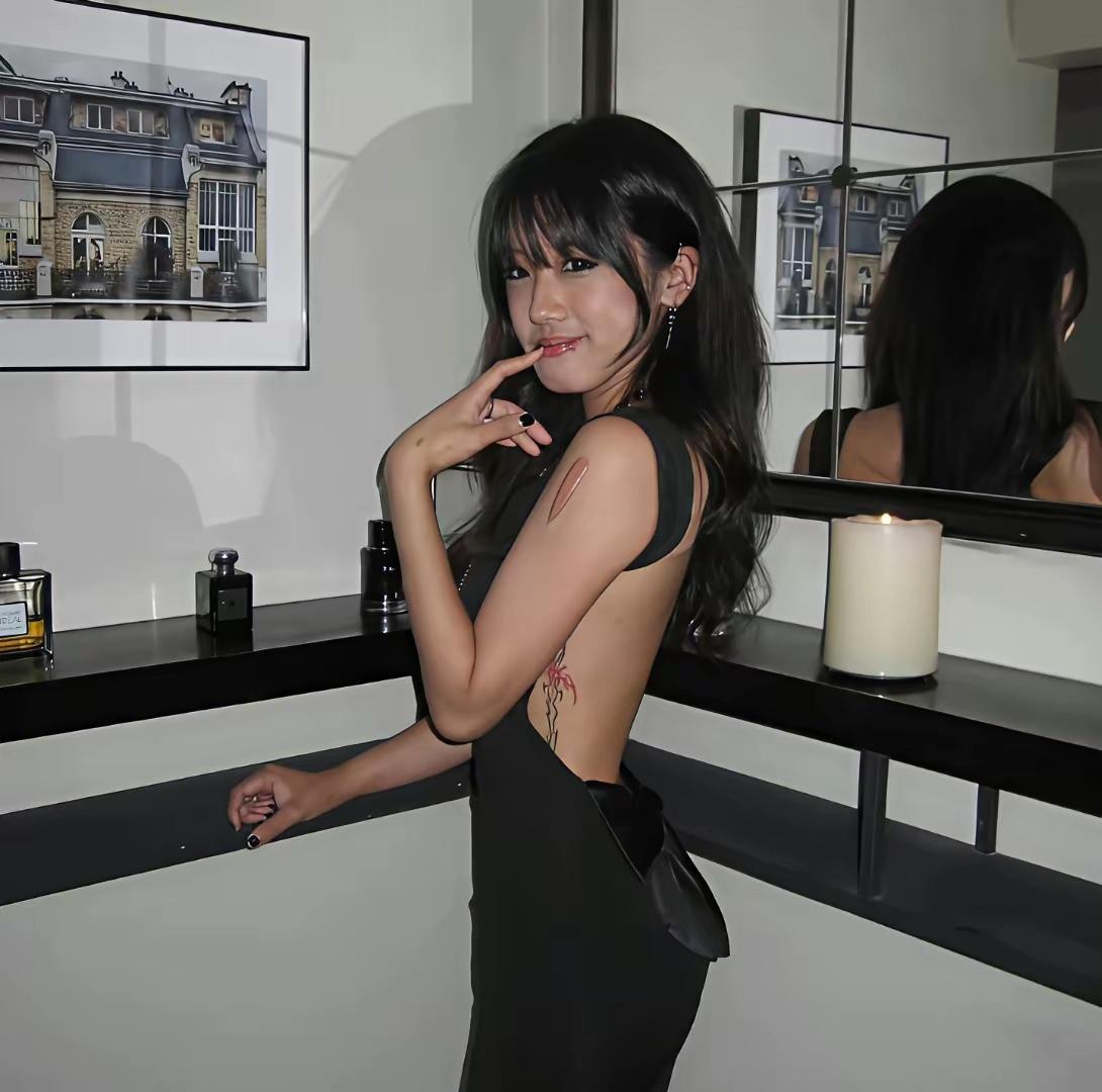 贾静雯的3个女儿都长得挺漂亮的，大女儿已经20岁了，脸型流畅，感觉像爸爸多一点。