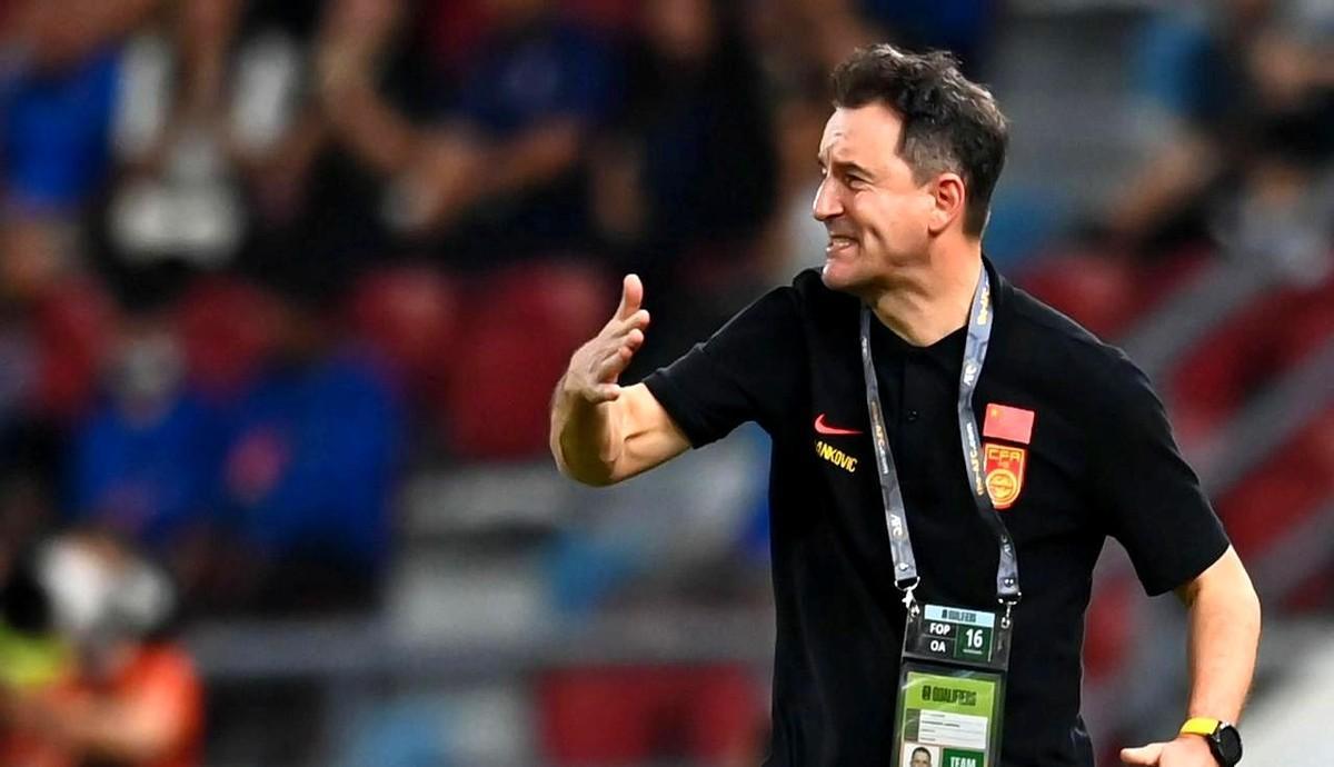 俩教练，一个模子刻出来的打法：把所有人堆在自家门口，死守，一个叫扬科维奇，带队踢