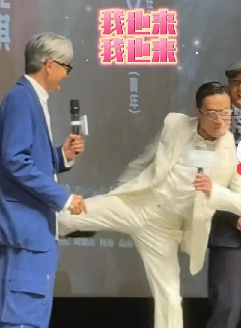 外行看热闹，内行看门道。70岁周润发和68岁梁家辉在60岁郭富城背后