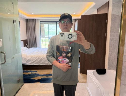 【吴敬平教樊振东粉丝基础技术】吴敬平非常喜欢樊振东粉丝送的周边4月19日，发文