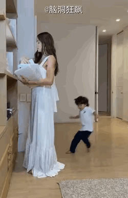 藏在美女裙子里面，完美躲过一顿胖揍！藏在包里的秘密裙子的美女偷穿裙子藏裙子